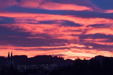 Sonnenuntergang Mystisch über Ortschaft - Texur - Hintergrund