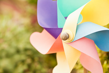 Ein quietsch buntes Windrad