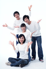 스튜디오 안의 젊은 대학생들