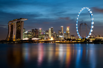 Naklejka premium Singapore's Skyline at Dusk