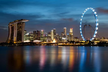 Zelfklevend Fotobehang Skyline van Singapore in de schemering © ronniechua