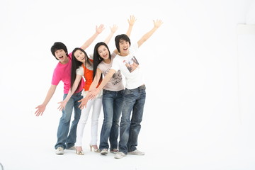 Fototapeta premium 스튜디오 안의 젊은 대학생들