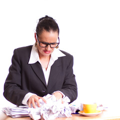 gestresste Business-Frau mit Papier knüllen - isoliert