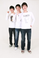 스튜디오 안의 젊은 대학생들