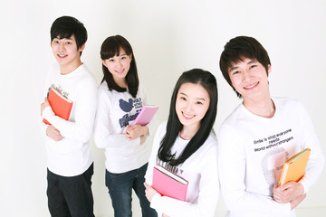 스튜디오 안의 젊은 대학생들