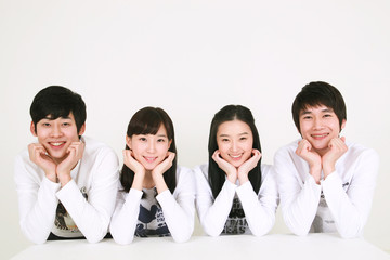 Fototapeta premium 스튜디오 안의 젊은 대학생들