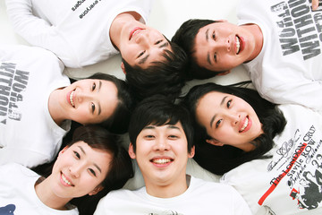 Fototapeta premium 스튜디오 안의 젊은 대학생들