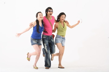 Obraz premium 스튜디오 안의 바캉스 컨셉의 커플