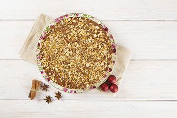 Tarta de turrón y chocolate con crocante de almendra y galleta