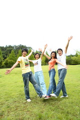 Obraz premium 잔디밭에서 햇빛을 즐기는 젊은 사람들