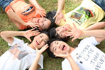 잔디밭에서 햇빛을 즐기는 젊은 사람들