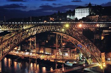 Fototapeta na wymiar Arch metallic bridge over Douro River in Porto at night