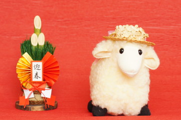 羊のぬいぐるみと門松