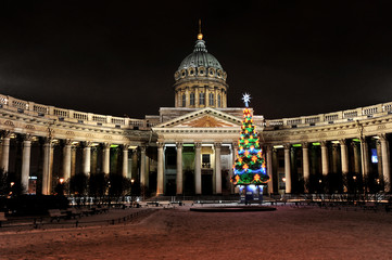 Fototapeta na wymiar Night new year view of the Kazan Cathedral in St. Petersburg, Ru