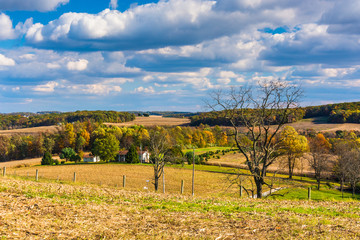 Fototapeta na wymiar View of rolling hills and farm fields in rural York County, Penn