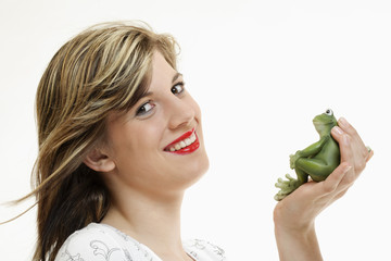 Junge Frau mit Frosch in der Hand