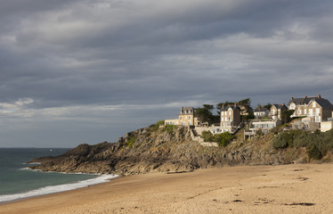 Beach in Saint-Malo with stone houses