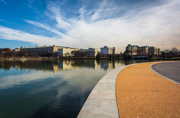 Fototapeta premium Walkway along the Tidal Basin, in East Potomac Park, Washington,