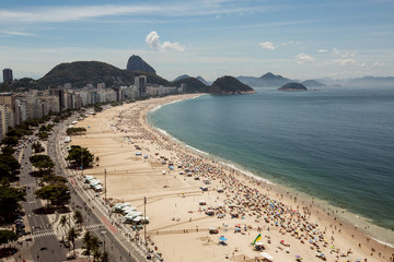 Uitzicht op hoog niveau op het strand van Copacabana, Rio de Janeiro