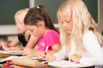Mädchen in der Grundschule