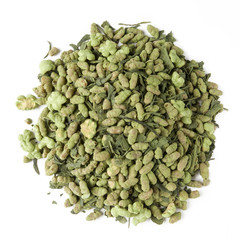 Té verde Bancha aislado en blanco