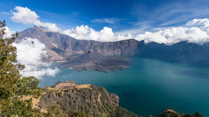 Fotobehang Panorama van een actieve vulkaan © astreluk