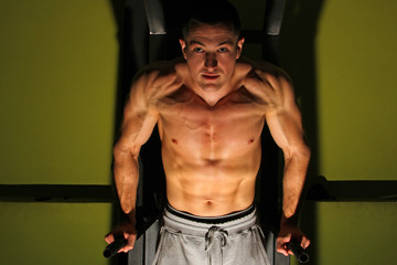 Obraz na płótnie Canvas Bodybuilder training