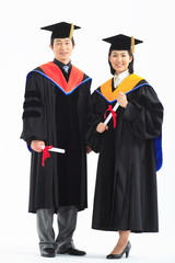 스튜디오 안의 남자 여자 졸업생