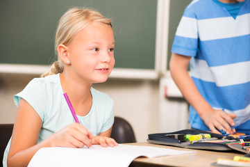 Junges Mädchen in der Grundschule