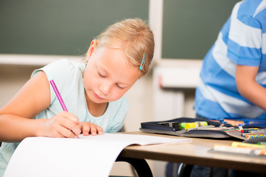 M&auml;dchen schreibt in der Grundschule