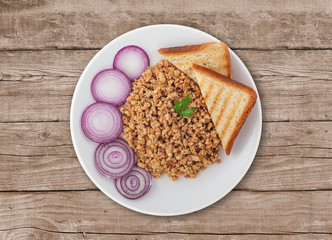 Goulash with red onion