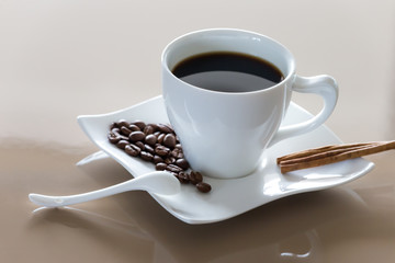 Heißer Kaffee mit Dekoration