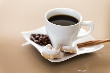 Heißer Kaffee mit Dekoration