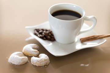 Heißer Kaffee mit Dekoration
