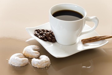 Heißer Kaffee mit Dekoration
