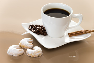 Heißer Kaffee mit Dekoration