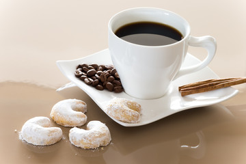 Heißer Kaffee mit Dekoration