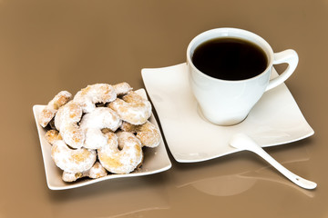 Schwarzer Kaffee mit Gebäck