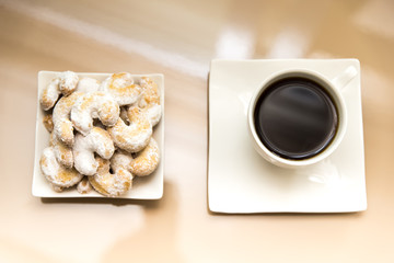 Schwarzer Kaffee mit Gebäck