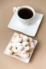 Schwarzer Kaffee mit Gebäck