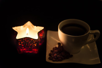 Heißer Kaffee mit Weihnachtskerze