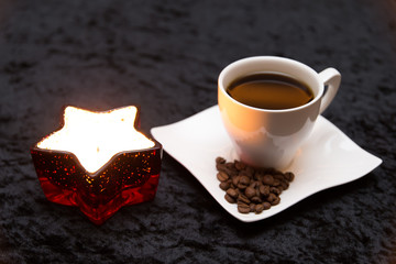 Heißer Kaffee mit Weihnachtskerze
