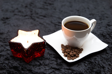 Heißer Kaffee mit Weihnachtskerze