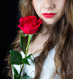 Ragazza con rosa rossa su sfondo nero
