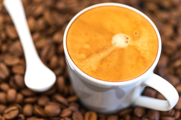Cappuccino auf Kaffeebohnen