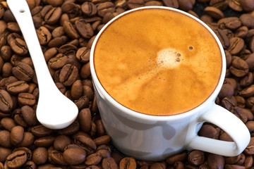Cappuccino auf Kaffeebohnen