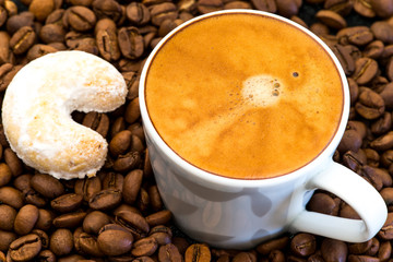 Cappuccino auf Kaffeebohnen