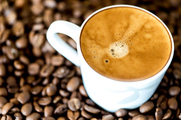 Cappuccino auf Kaffeebohnen