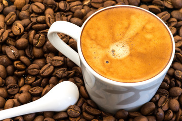 Cappuccino auf Kaffeebohnen