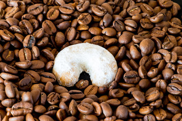 Gebäck auf Kaffeebohnen